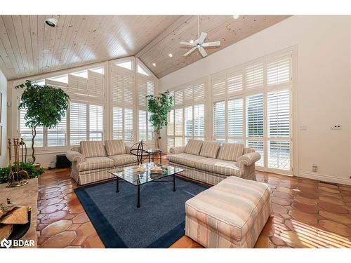 1373 Maple Road, Innisfil, ON - Indoor Photo Showing Living Room