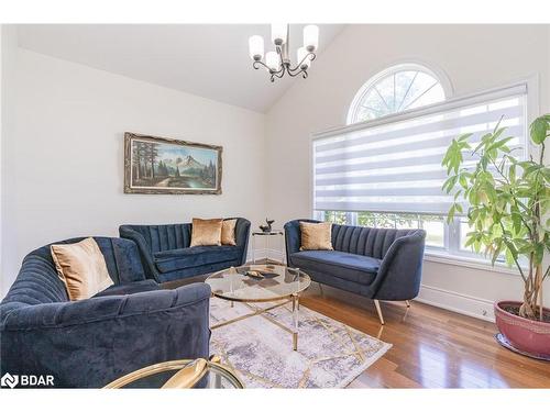 39 Vanderpost Crescent, Thornton, ON - Indoor Photo Showing Living Room