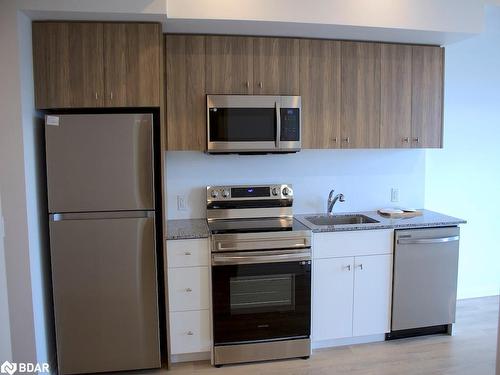 302-101 Golden Eagle Road, Waterloo, ON - Indoor Photo Showing Kitchen