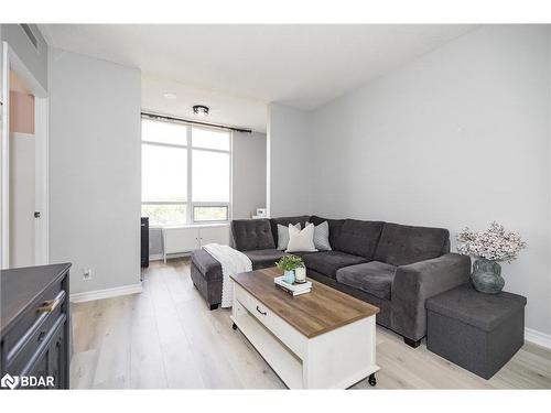 701-9235 Jane Street, Maple, ON - Indoor Photo Showing Living Room