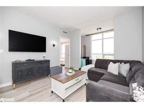 701-9235 Jane Street, Maple, ON - Indoor Photo Showing Living Room