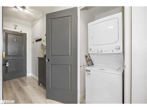 701-9235 Jane Street, Maple, ON - Indoor Photo Showing Laundry Room