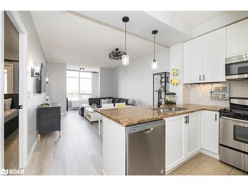 701-9235 Jane Street, Maple, ON - Indoor Photo Showing Kitchen With Double Sink With Upgraded Kitchen