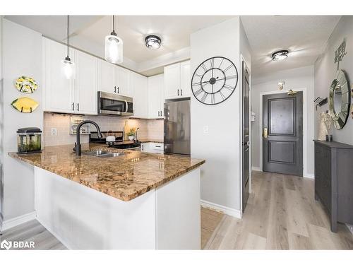 701-9235 Jane Street, Maple, ON - Indoor Photo Showing Kitchen With Double Sink