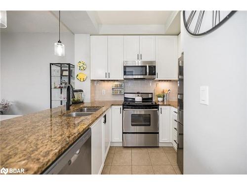 701-9235 Jane Street, Maple, ON - Indoor Photo Showing Kitchen With Double Sink With Upgraded Kitchen