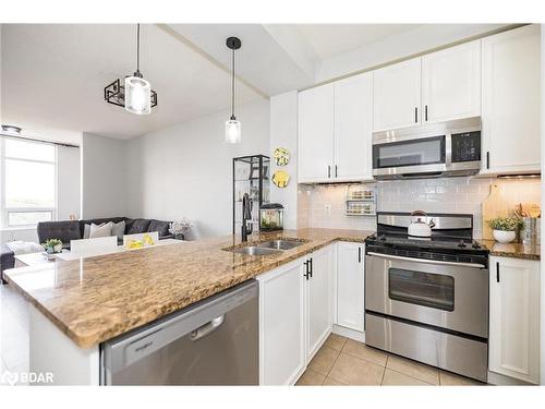 701-9235 Jane Street, Maple, ON - Indoor Photo Showing Kitchen With Double Sink