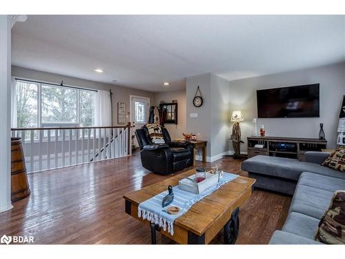 1043 Peter Street W, Oro-Medonte, ON - Indoor Photo Showing Living Room