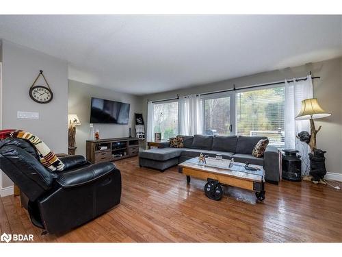 1043 Peter Street W, Oro-Medonte, ON - Indoor Photo Showing Living Room