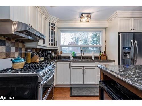 1043 Peter Street W, Oro-Medonte, ON - Indoor Photo Showing Kitchen With Upgraded Kitchen