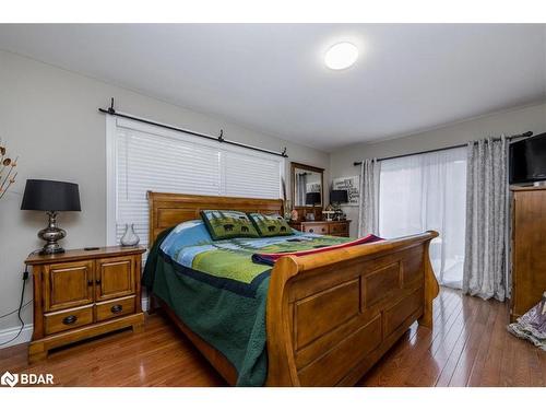 1043 Peter Street W, Oro-Medonte, ON - Indoor Photo Showing Bedroom