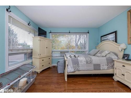 1043 Peter Street W, Oro-Medonte, ON - Indoor Photo Showing Bedroom