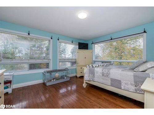 1043 Peter Street W, Oro-Medonte, ON - Indoor Photo Showing Bedroom