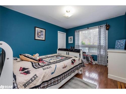 1043 Peter Street W, Oro-Medonte, ON - Indoor Photo Showing Bedroom