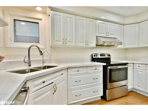 39 Peevers Crescent, Newmarket, ON - Indoor Photo Showing Kitchen With Double Sink With Upgraded Kitchen