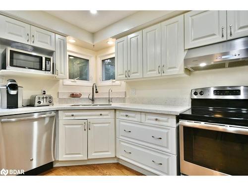 39 Peevers Crescent, Newmarket, ON - Indoor Photo Showing Kitchen With Double Sink