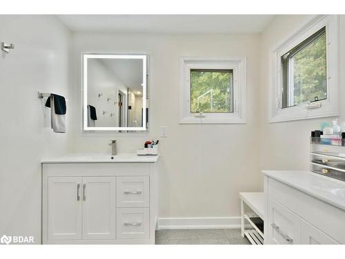 39 Peevers Crescent, Newmarket, ON - Indoor Photo Showing Bathroom