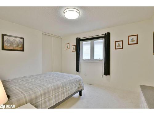 39 Peevers Crescent, Newmarket, ON - Indoor Photo Showing Bedroom