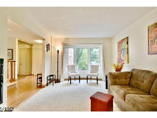 39 Peevers Crescent, Newmarket, ON - Indoor Photo Showing Living Room