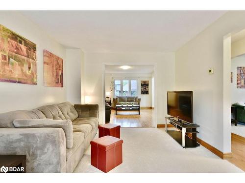 39 Peevers Crescent, Newmarket, ON - Indoor Photo Showing Living Room