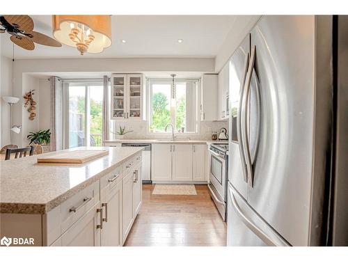 692 Wendy Culbert Crescent, Newmarket, ON - Indoor Photo Showing Kitchen With Upgraded Kitchen