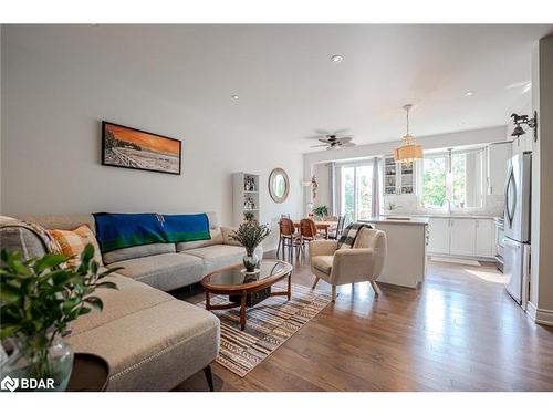 692 Wendy Culbert Crescent, Newmarket, ON - Indoor Photo Showing Living Room