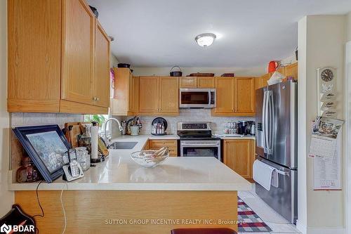 19 Brown Wood Drive, Barrie, ON - Indoor Photo Showing Kitchen