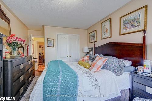 19 Brownwood Drive Drive, Barrie, ON - Indoor Photo Showing Bedroom