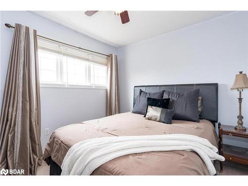 67 Heritage Court, Barrie, ON - Indoor Photo Showing Bedroom