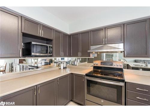 67 Heritage Court, Barrie, ON - Indoor Photo Showing Kitchen