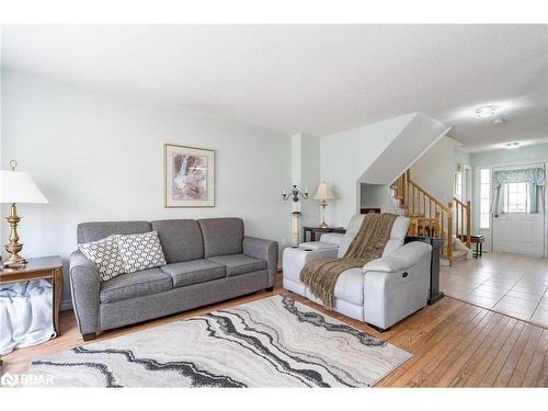 67 Heritage Court, Barrie, ON - Indoor Photo Showing Living Room