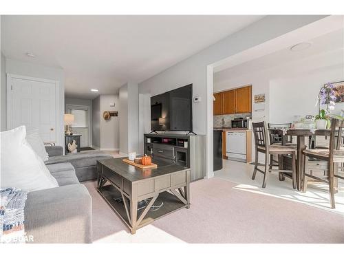 24 Michael Crescent, Barrie, ON - Indoor Photo Showing Living Room