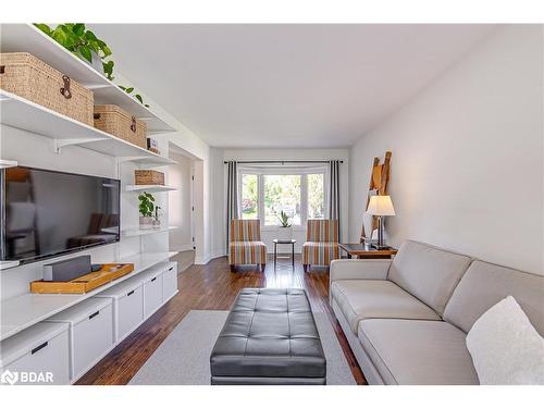 9 Lindsay Court, Barrie, ON - Indoor Photo Showing Living Room