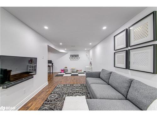 9 Lindsay Court, Barrie, ON - Indoor Photo Showing Living Room