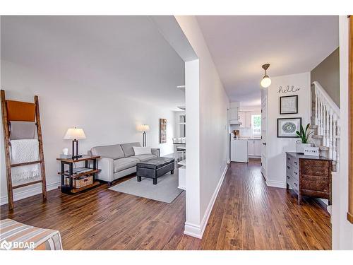 9 Lindsay Court, Barrie, ON - Indoor Photo Showing Living Room