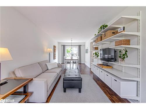 9 Lindsay Court, Barrie, ON - Indoor Photo Showing Living Room