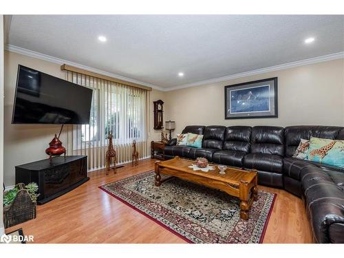 92 Hickling Trail E, Barrie, ON - Indoor Photo Showing Living Room