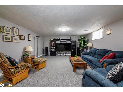 92 Hickling Trail E, Barrie, ON - Indoor Photo Showing Living Room