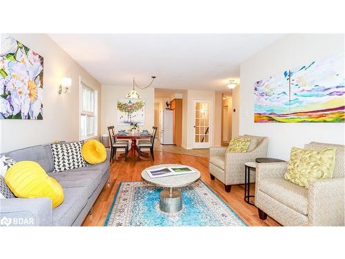 137 Dean Avenue, Barrie, ON - Indoor Photo Showing Living Room