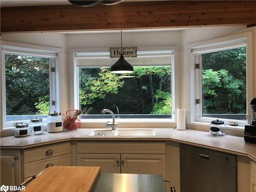 49 Glenwood Drive, Huntsville, ON - Indoor Photo Showing Kitchen