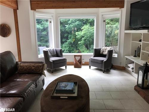 49 Glenwood Drive, Huntsville, ON - Indoor Photo Showing Living Room