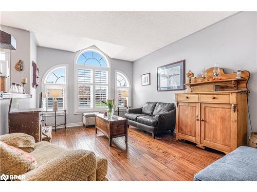 112 Crompton Drive, Barrie, ON - Indoor Photo Showing Living Room