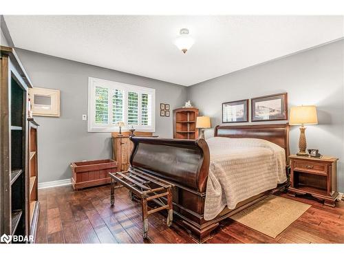 112 Crompton Drive, Barrie, ON - Indoor Photo Showing Bedroom