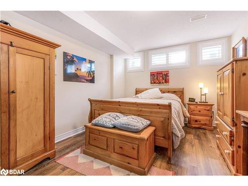 112 Crompton Drive, Barrie, ON - Indoor Photo Showing Bedroom