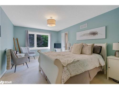 52 Mayfair Drive, Barrie, ON - Indoor Photo Showing Bedroom