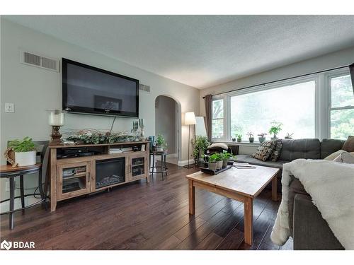 47 Holgate Street, Barrie, ON - Indoor Photo Showing Living Room