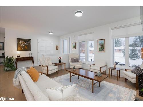 203 Montgomery Drive, Barrie, ON - Indoor Photo Showing Living Room