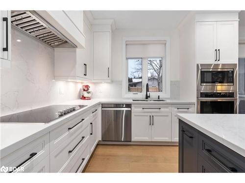 203 Montgomery Drive, Barrie, ON - Indoor Photo Showing Kitchen With Upgraded Kitchen