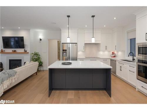 203 Montgomery Drive, Barrie, ON - Indoor Photo Showing Kitchen With Upgraded Kitchen