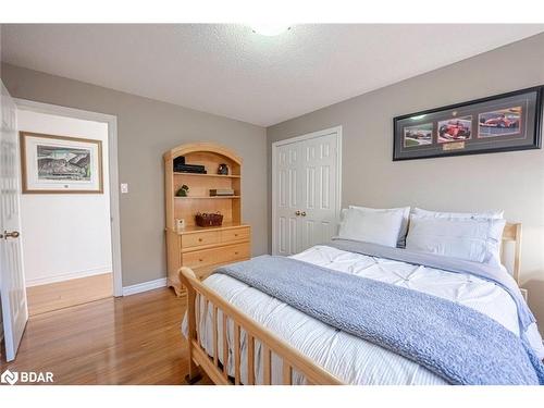 19 Serena Lane, Barrie, ON - Indoor Photo Showing Bedroom