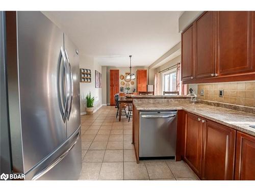 19 Serena Lane, Barrie, ON - Indoor Photo Showing Kitchen